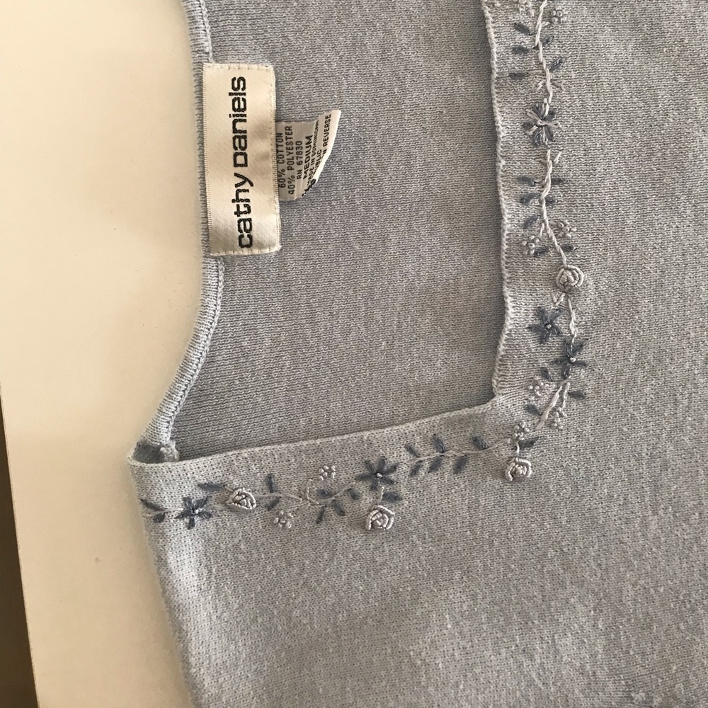 Short sleeve light blue embroidered sweater
